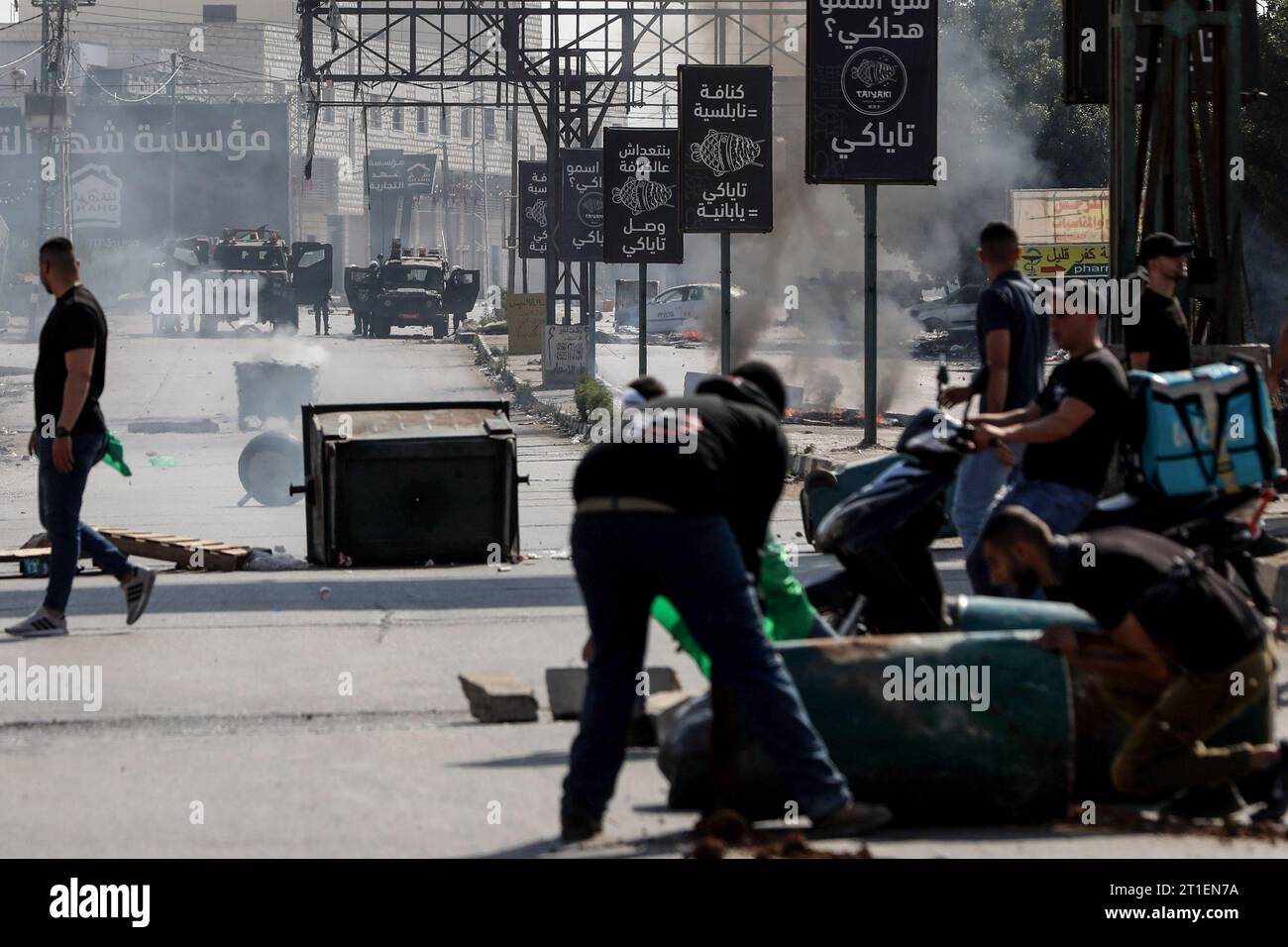 Nablus, Palästinensische Gebiete. Oktober 2023. Palästinensische Demonstranten nehmen an einer solidarischen Protestaktion in der Al-Quds-Straße östlich von Nablus Teil. Neun Menschen seien bei neuen Zusammenstößen an mehreren Orten im Westjordanland getötet worden, sagten die Palästinenser am Freitag. Quelle: Ayman Nobani/dpa/Alamy Live News Stockfoto