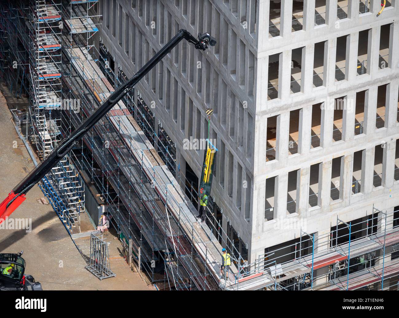 Glaser, die Fenster in einem Geschäftsgebäude montieren. Stockfoto