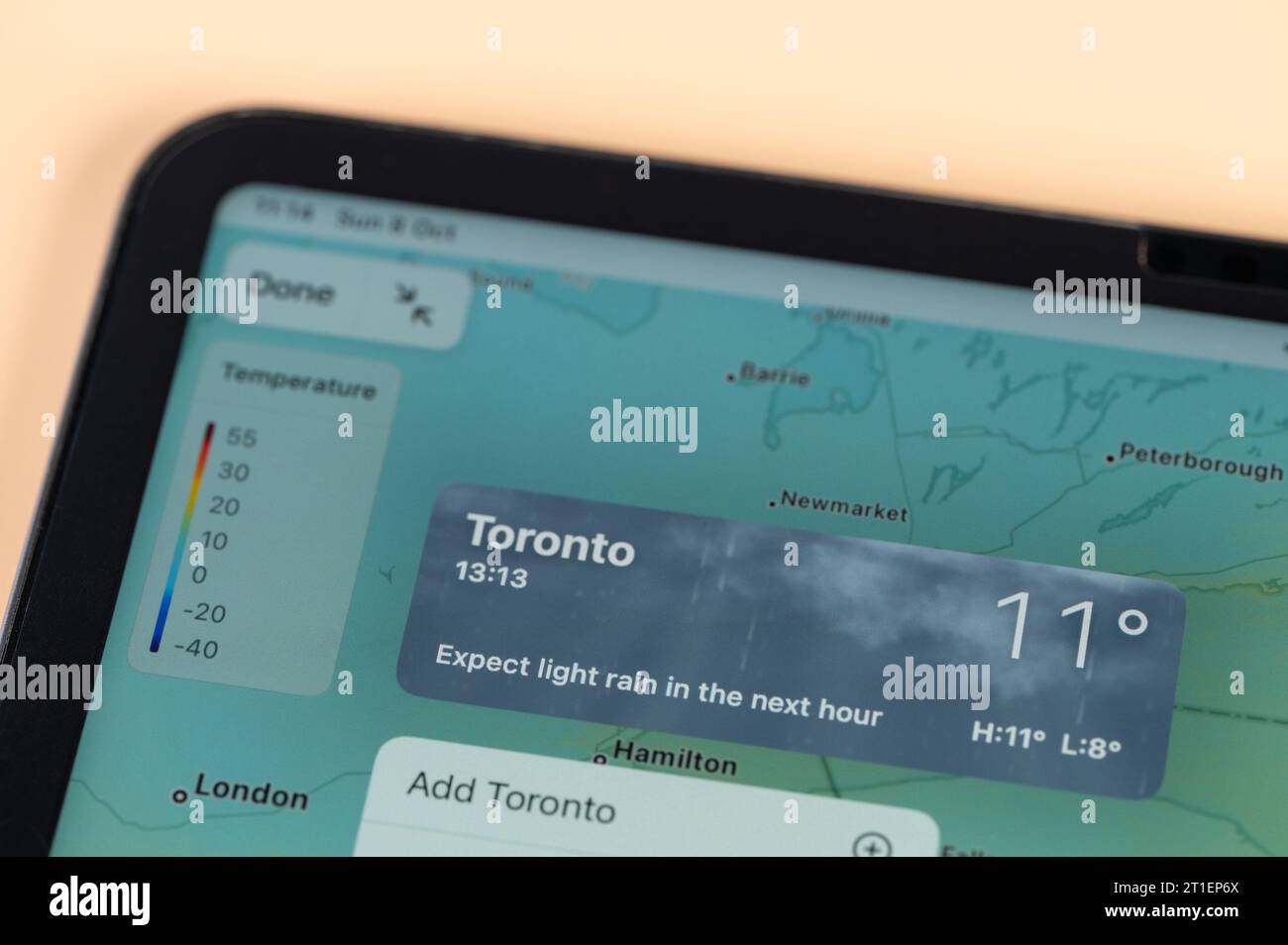 New York, USA – 8. Oktober 2023: Überprüfung der Temperatur außerhalb von Toronto mit der Online-App ipad Tablet-Bildschirm Nahansicht Stockfoto