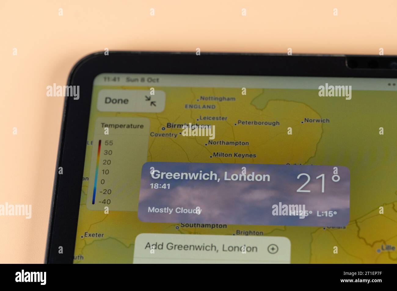 New York, USA - 8. Oktober 2023: Überprüfung der Temperatur außerhalb von London mit der Online-App ipad Tablet-Bildschirm Nahansicht Stockfoto