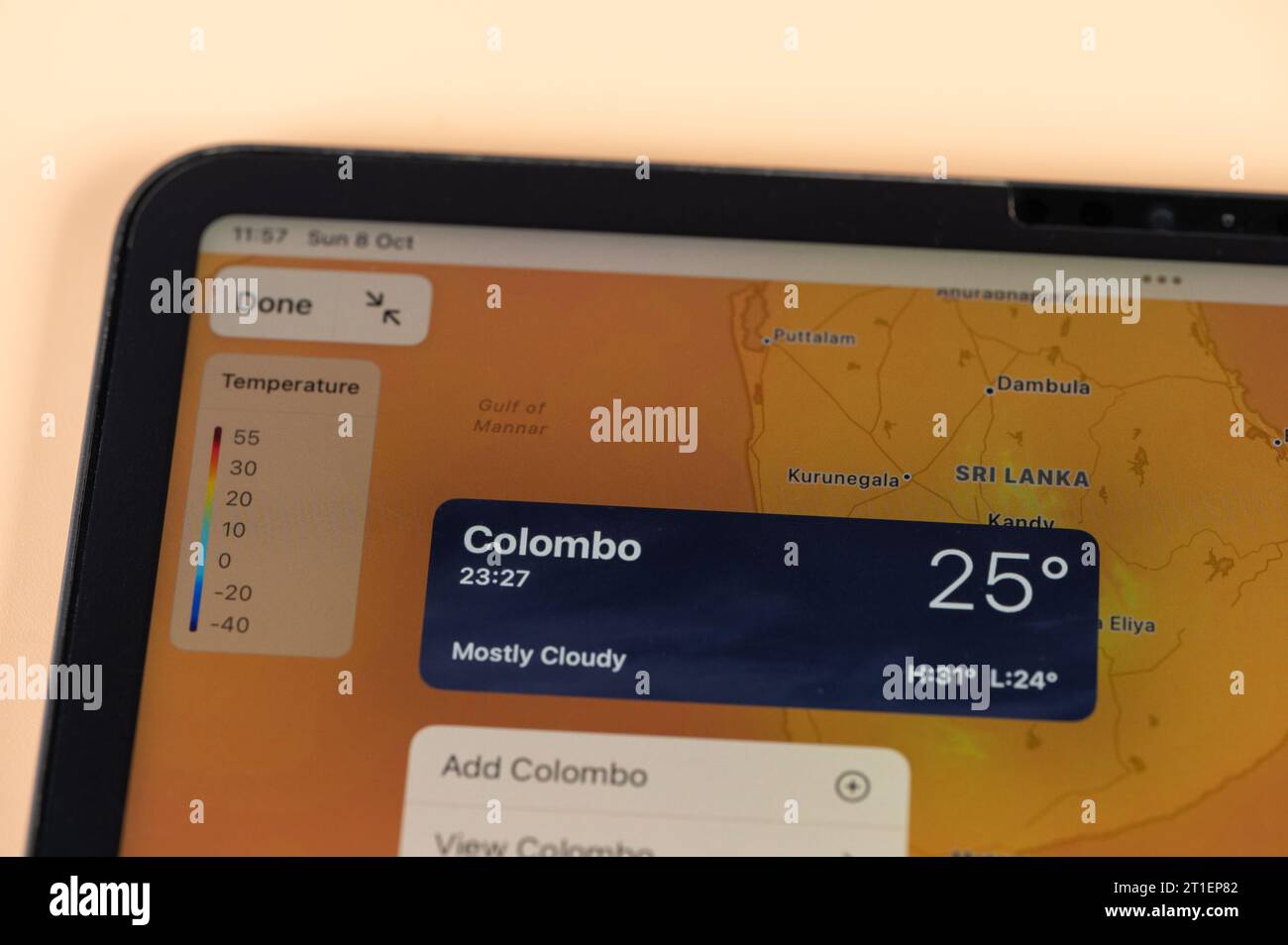 New York, USA – 8. Oktober 2023: Überprüfung der Temperatur in Colombo City mit der Online-App ipad Tablet-Bildschirm Nahansicht Stockfoto