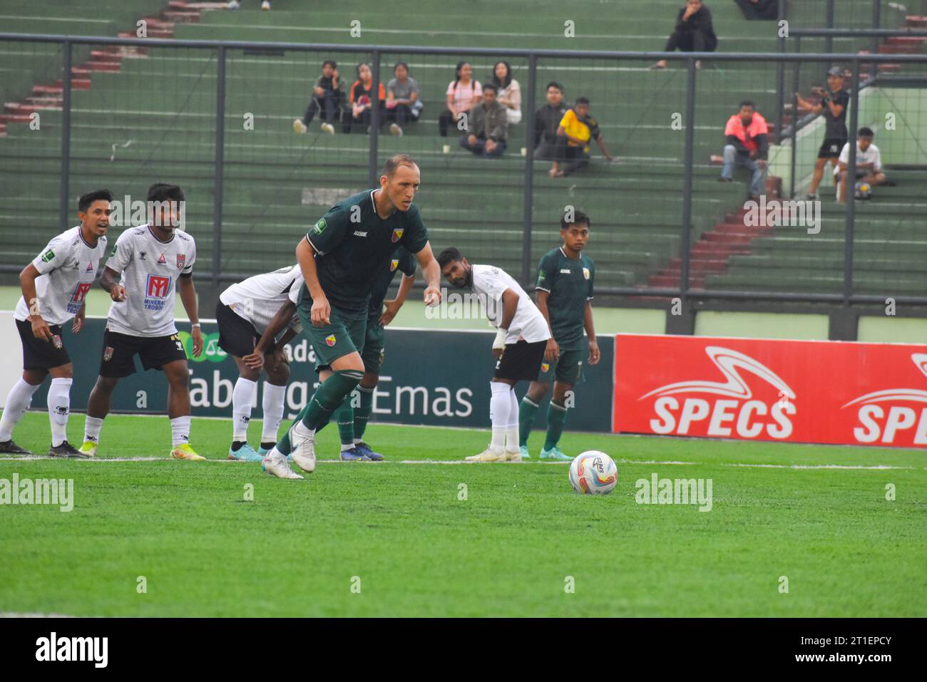 Bandung, West-Java, Indonesien. 13. Oktober 2023. Azamat (Center), ein Spieler von Persikab Bandung Regency, tritt im Ligaspiel 2 im Siliwangi-Stadion gegen Malut United ein Elfmeter. Die 2. Liga ist die zweite Liga der Männer im indonesischen Ligasystem. Quelle: Dimas Rachmatsyah/Alamy Live News Stockfoto