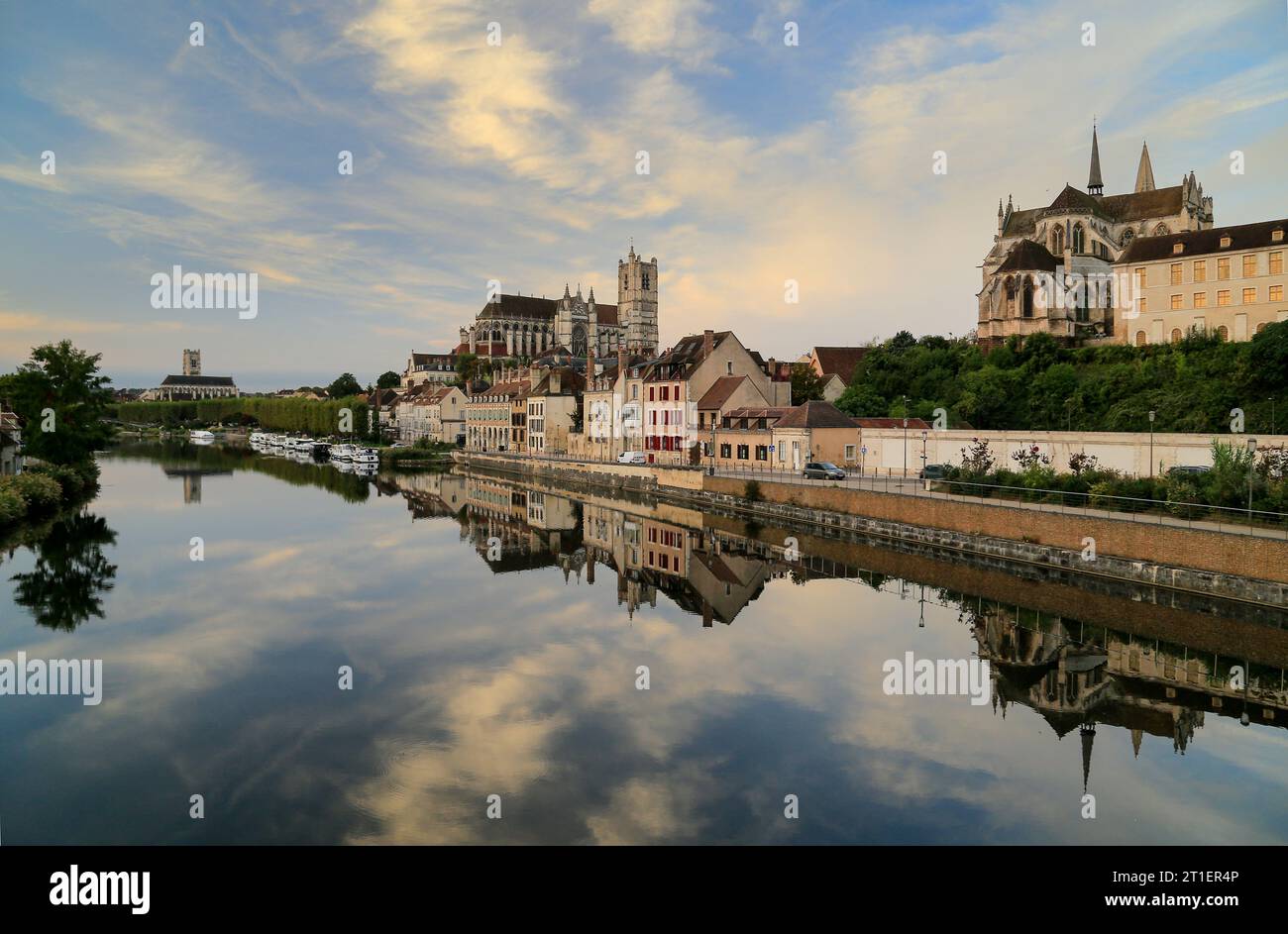 Auxerre, Blick auf die Stadt und den Fluss Yonne, Burgund, Frankreich. Stockfoto