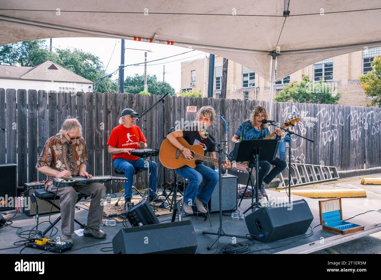 NEW ORLEANS, LA, USA – 3. OKTOBER 2023: Die Freudian Slips Band tritt auf dem Freret Street Market auf Stockfoto