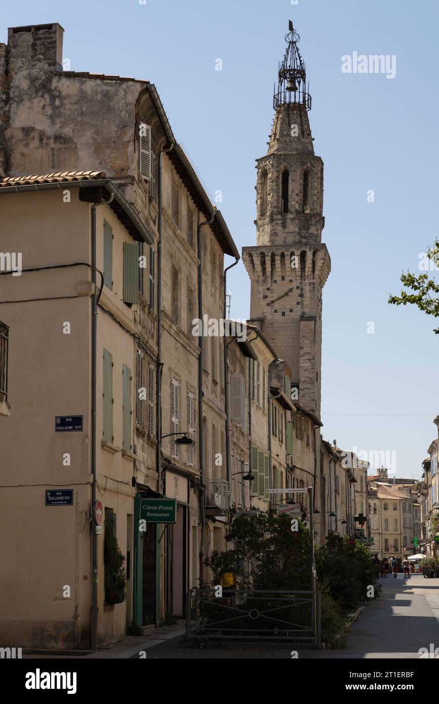 Straßenszene mit Blick auf den Turm von Clocher des Augustins, Avignon, Provence, Frankreich Stockfoto