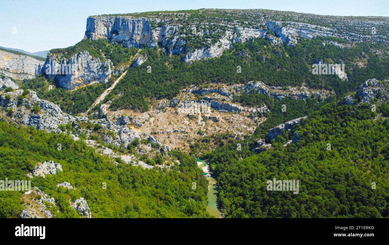 Wunderschöne natürliche Landschaft der Verdon-Schlucht in den französischen Alpen, Schlucht, die Touristen zum Eintauchen in die Natur anzieht Stockfoto