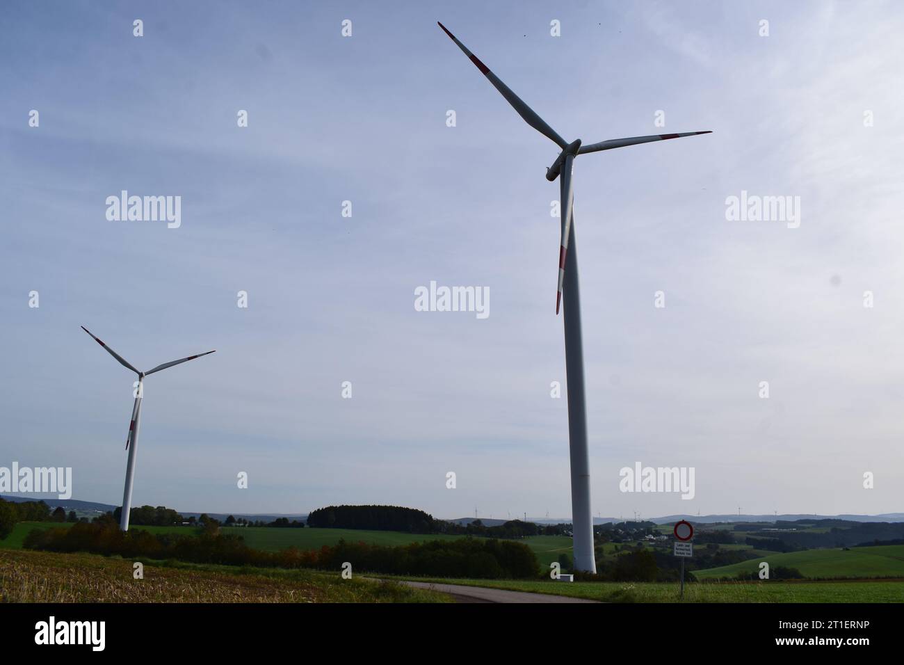 Windkraftwerke in der Eifellandschaft Stockfoto