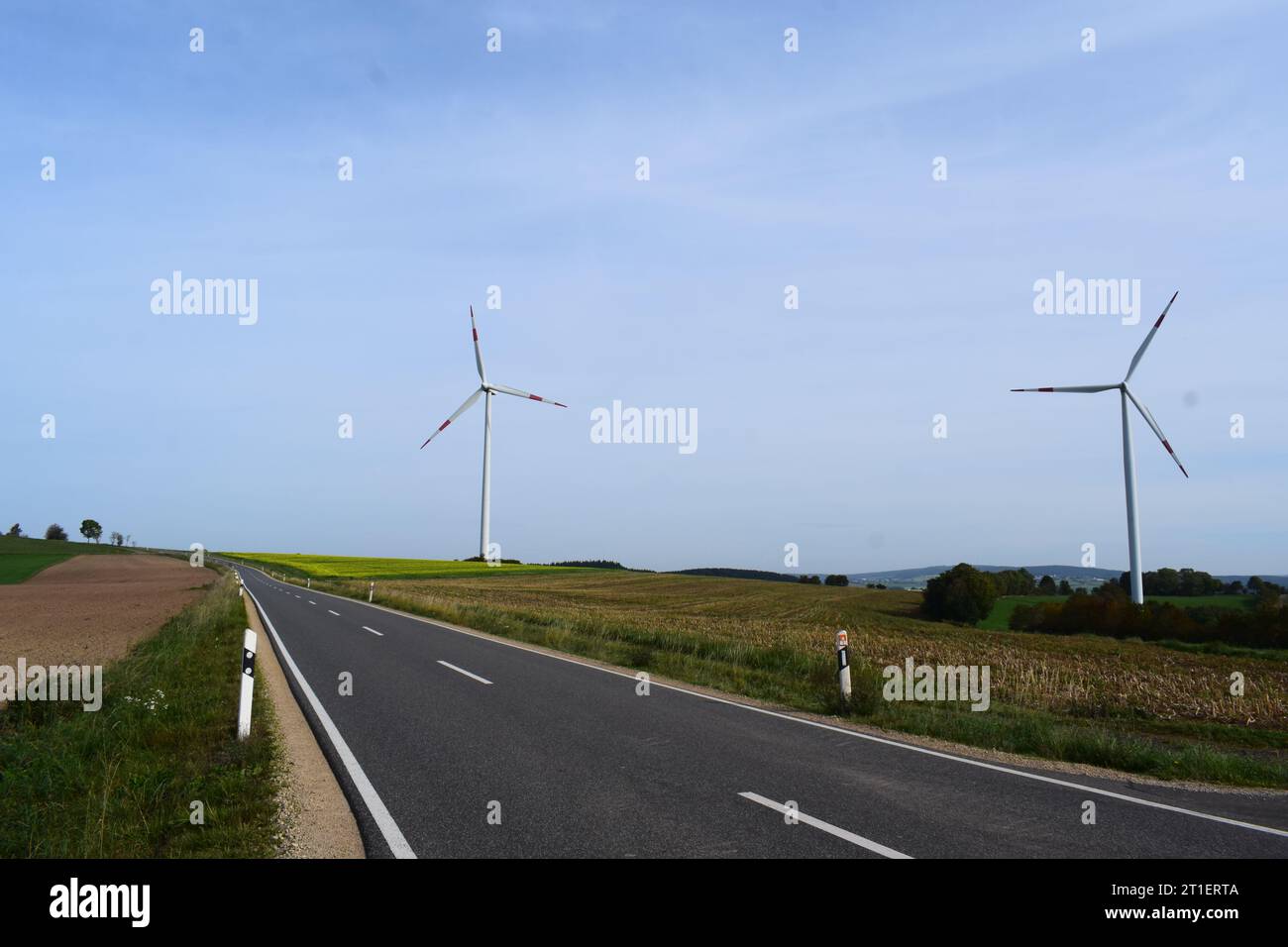 Windkraftwerke in der Eifellandschaft Stockfoto