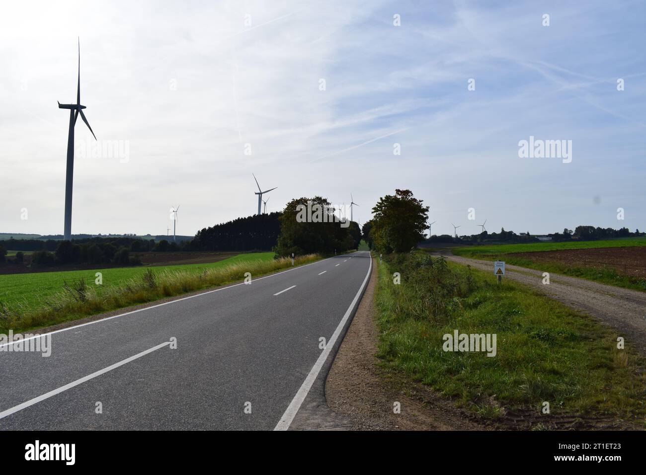 Windkraftwerke in der Eifellandschaft Stockfoto