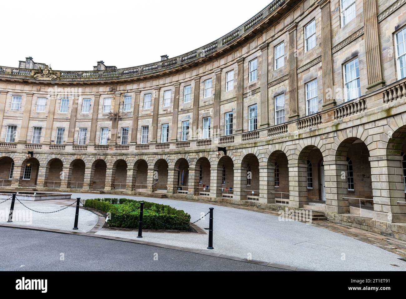 Buxton Crescent in Buxton, Derbyshire, England, Buxton Crescent ist ein denkmalgeschütztes Gebäude in Buxton, Derbyshire, England. Stockfoto