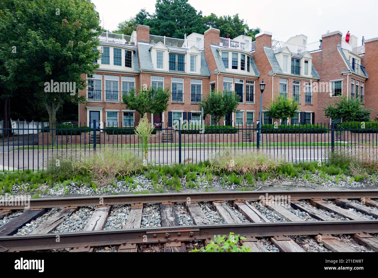 Historische Reihenhäuser, gegenüber den Bahngleisen, im Uferviertel, Oakledge Park, Burlington, South End, Vermont. Stockfoto