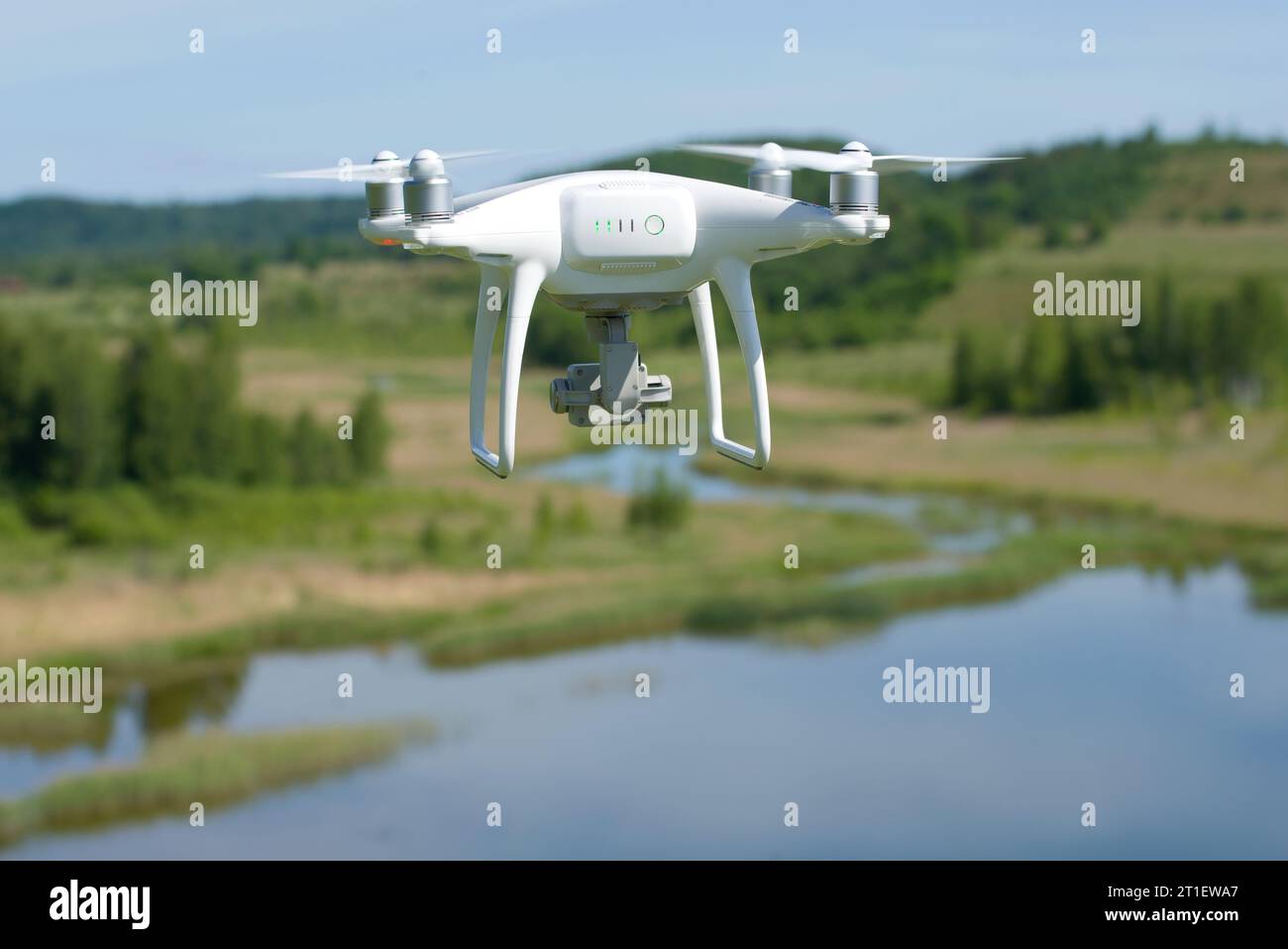 IZBORSK, RUSSLAND - 10. JUNI 2018: Der fliegende Quadcopter 'Phantom 4 Edvansed' aus der Nähe über dem Gorodischtschenskoe-See Stockfoto