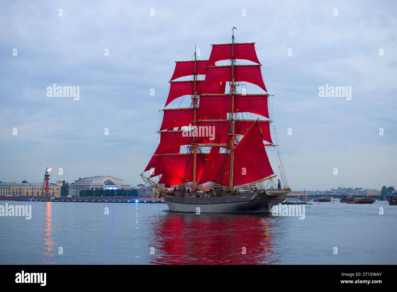 SANKT PETERSBURG, RUSSLAND - 21. JUNI 2018: Ein Segelboot mit scharlachroten Segeln vor dem Hintergrund des Pfeils der Wassiljewski-Insel. Probe für die h Stockfoto