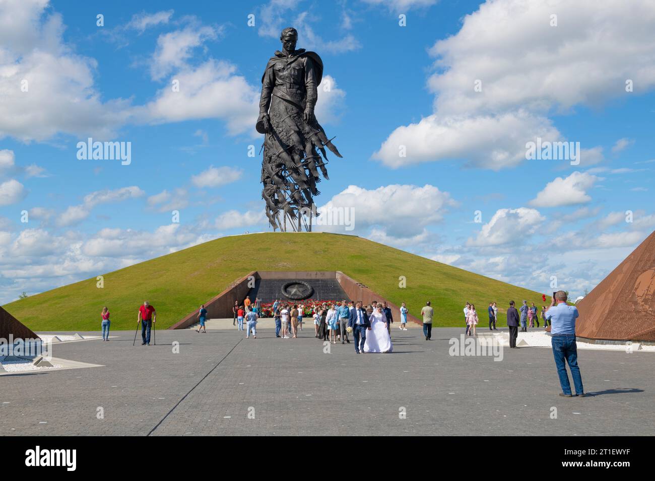 RZHEV, RUSSLAND - 15. JULI 2022: Hochzeit am Denkmal für sowjetische Soldaten (Rzhev Memorial), die während des Großen Vaterländischen Krieges starben Stockfoto