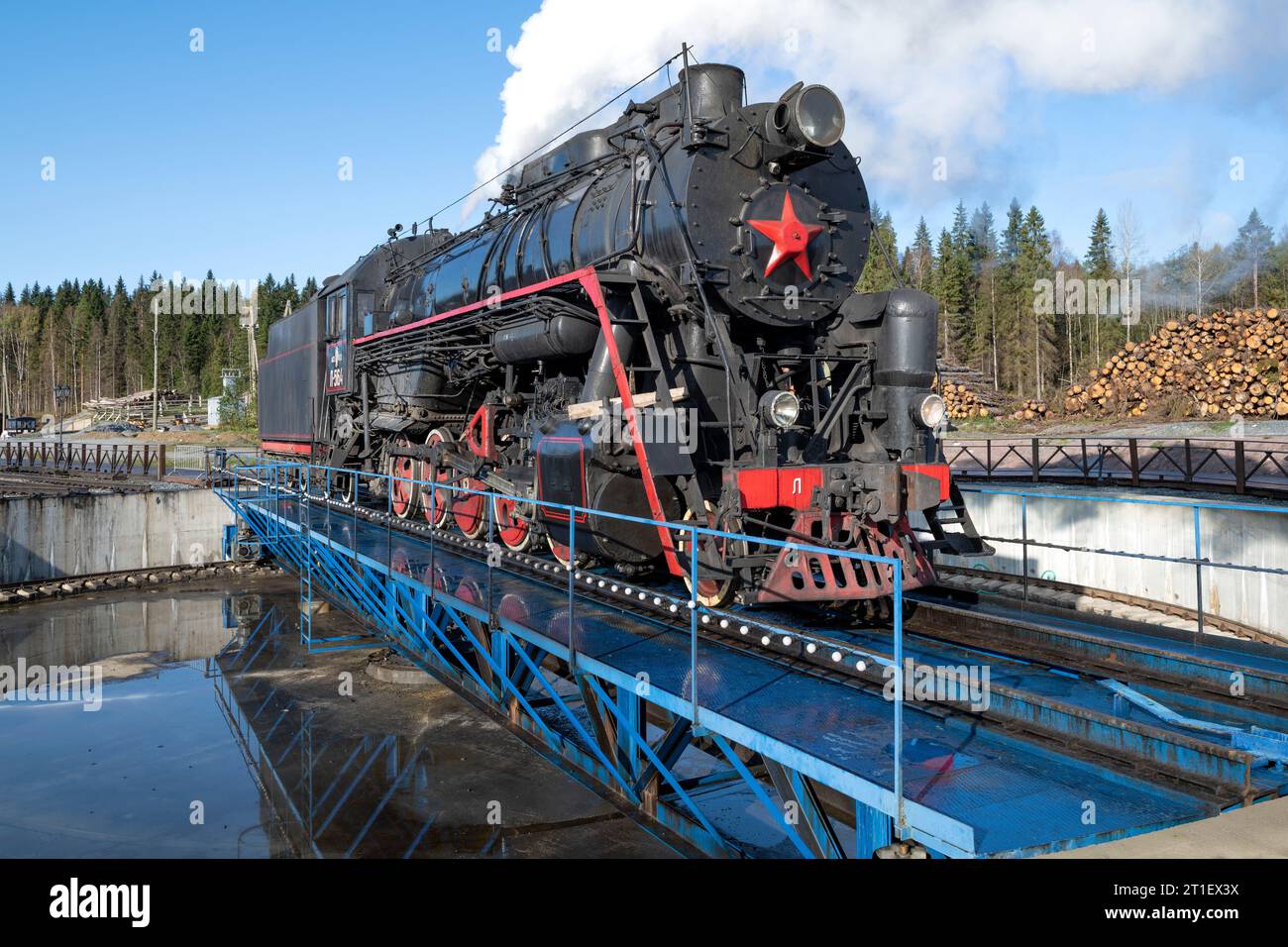 RUSKEALA, RUSSLAND - 06. OKTOBER 2023: Alte Dampflokomotive der L-Serie (L-5164, Lebedjanka) auf der Drehscheibe des Ruskeala Mountain Park-Statio Stockfoto