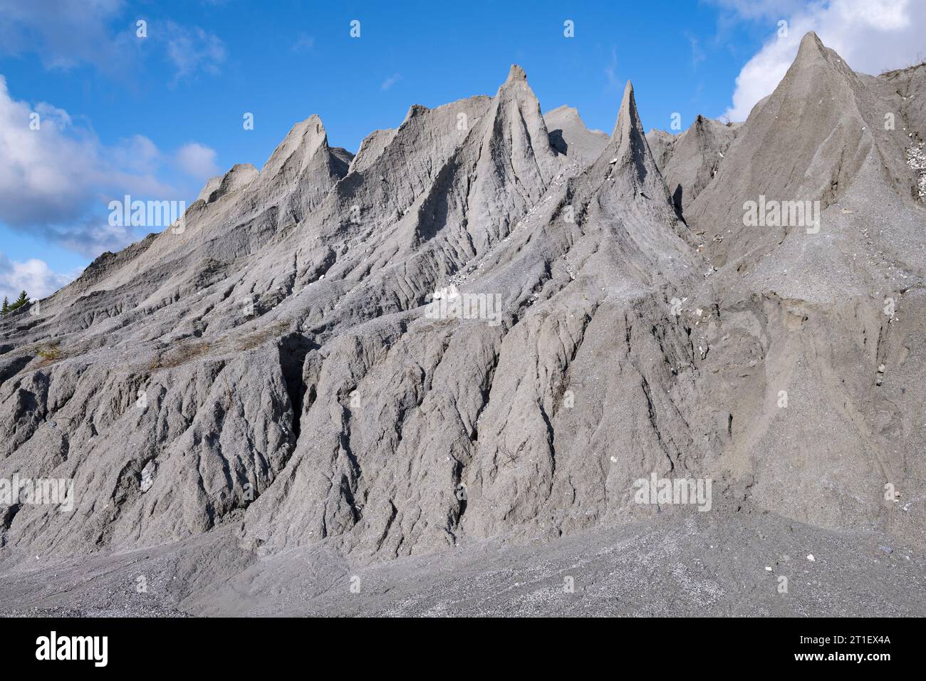 Bizarre Felsen aus Marmorsplittern - Abfall aus einer alten Kalksteinmarmorfabrik in Ruskeala. Karelien, Russland Stockfoto