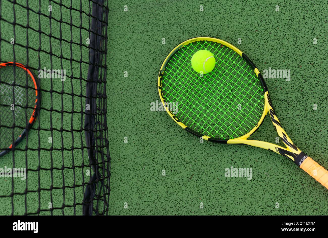 Zwei Tennisschläger in der Nähe des Netzes mit einem Ball Stockfoto