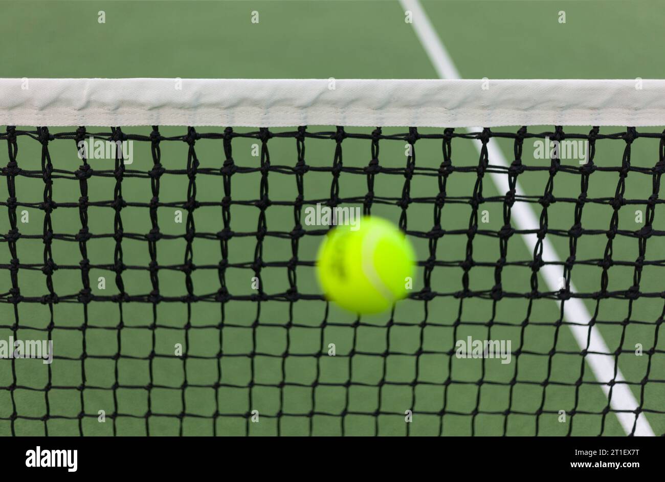 Ein Tennisball hüpft in der Nähe des Netzes Stockfoto