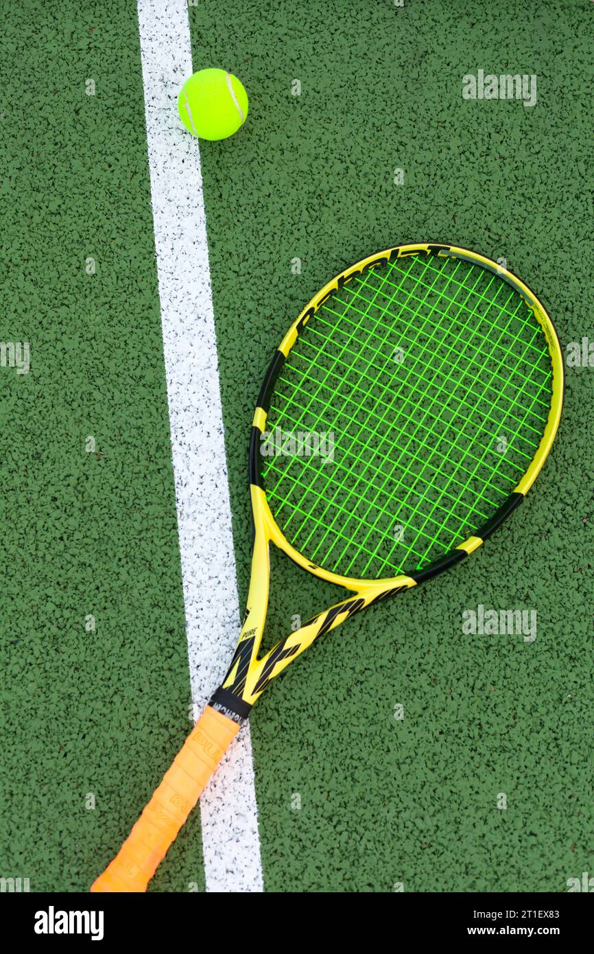 Ein Tennisschläger an der Linie und Winkel über der Linie mit einem Ball Stockfoto