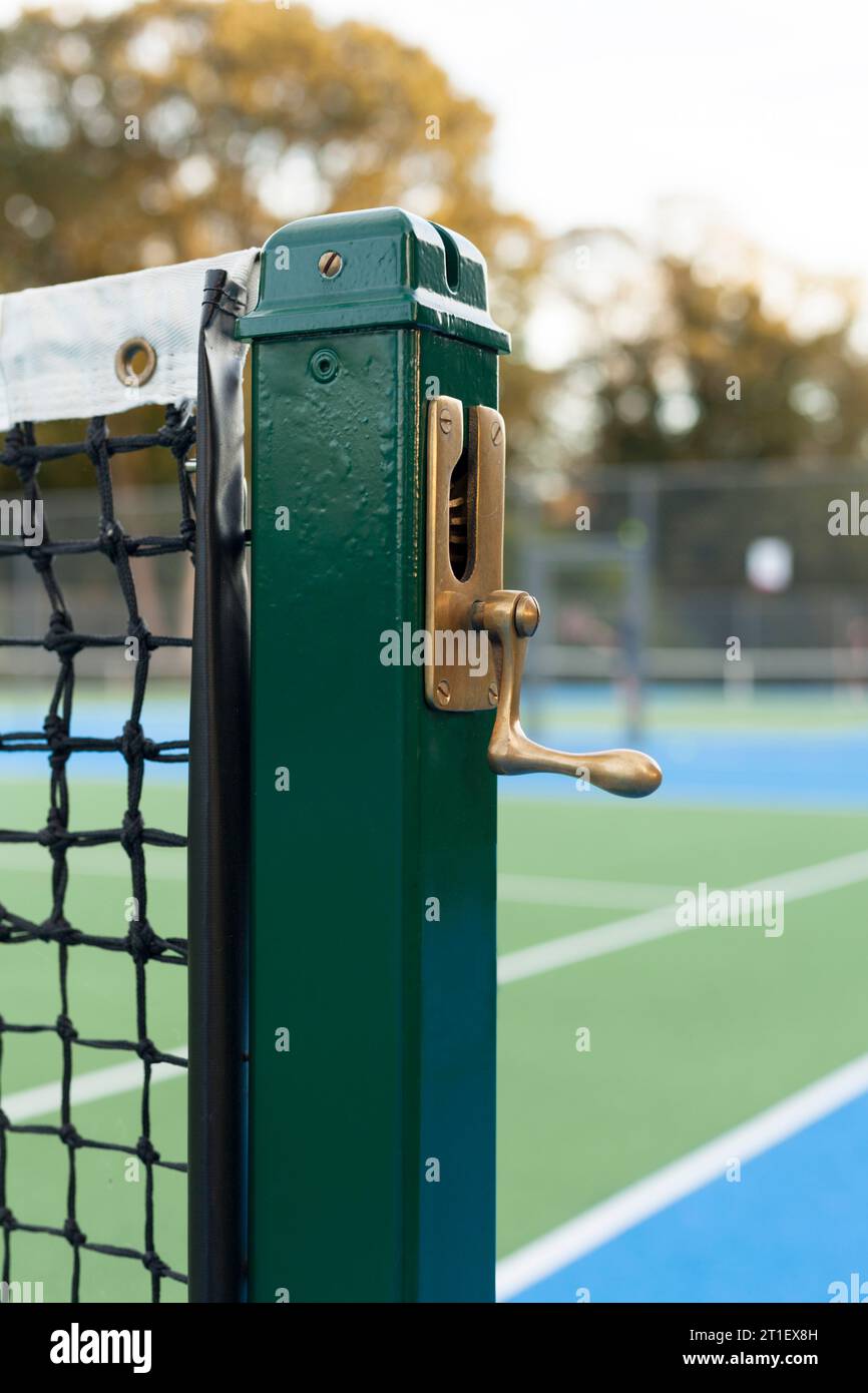 Tennis-Pfostenbewegungsmechanismus auf dem Hartplatz Stockfoto