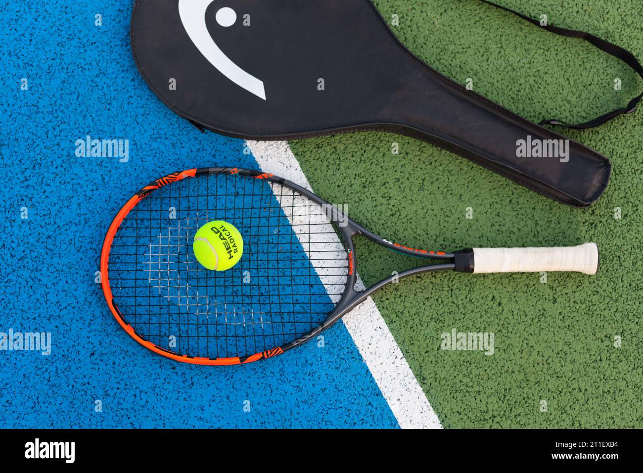 Tennisschläger mit Ball in der Nähe der Tasche Stockfoto