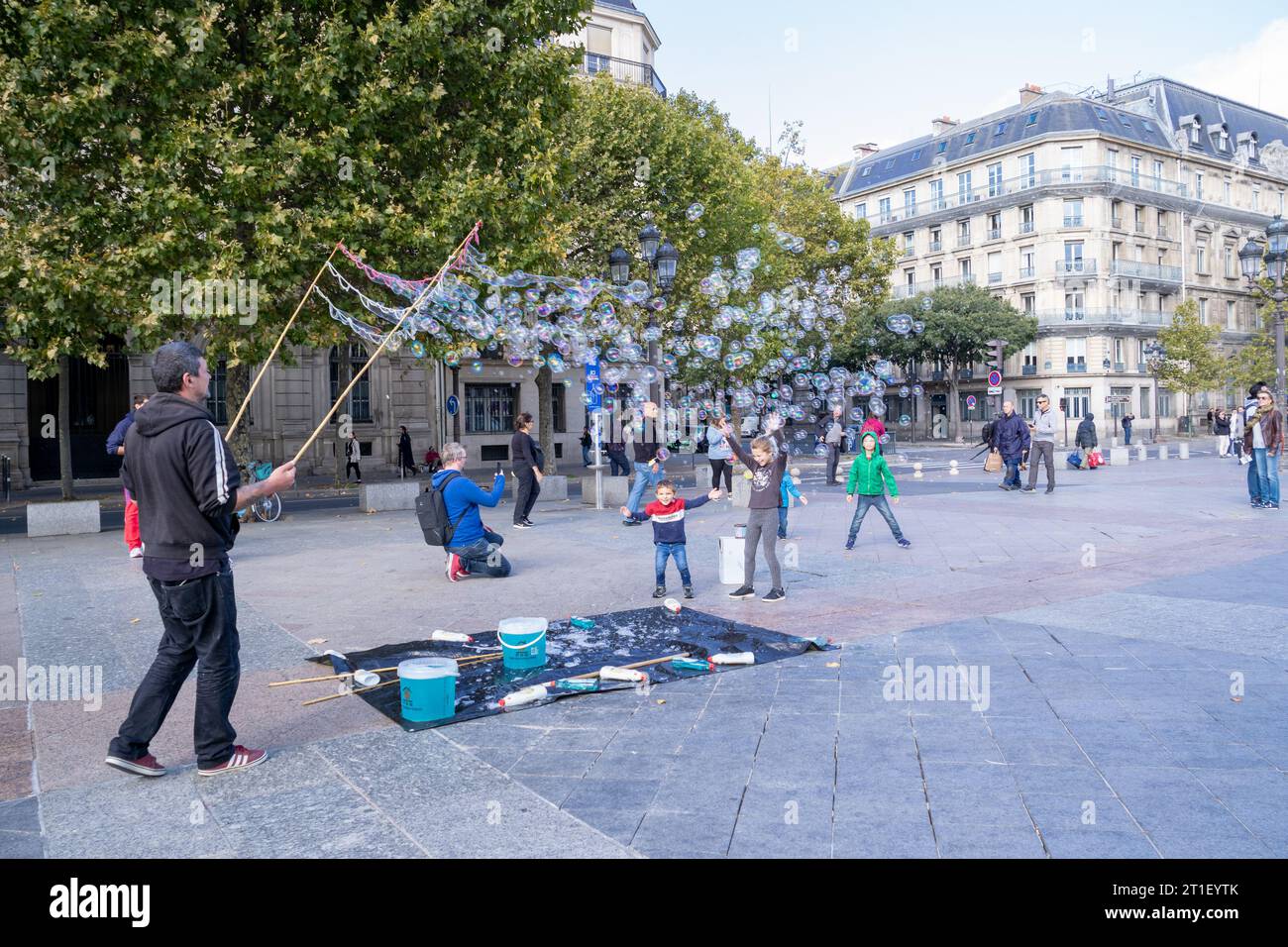 Paris Frankreich authentischer Alltag, Bubble für Kinder, Hotel de Ville Stockfoto