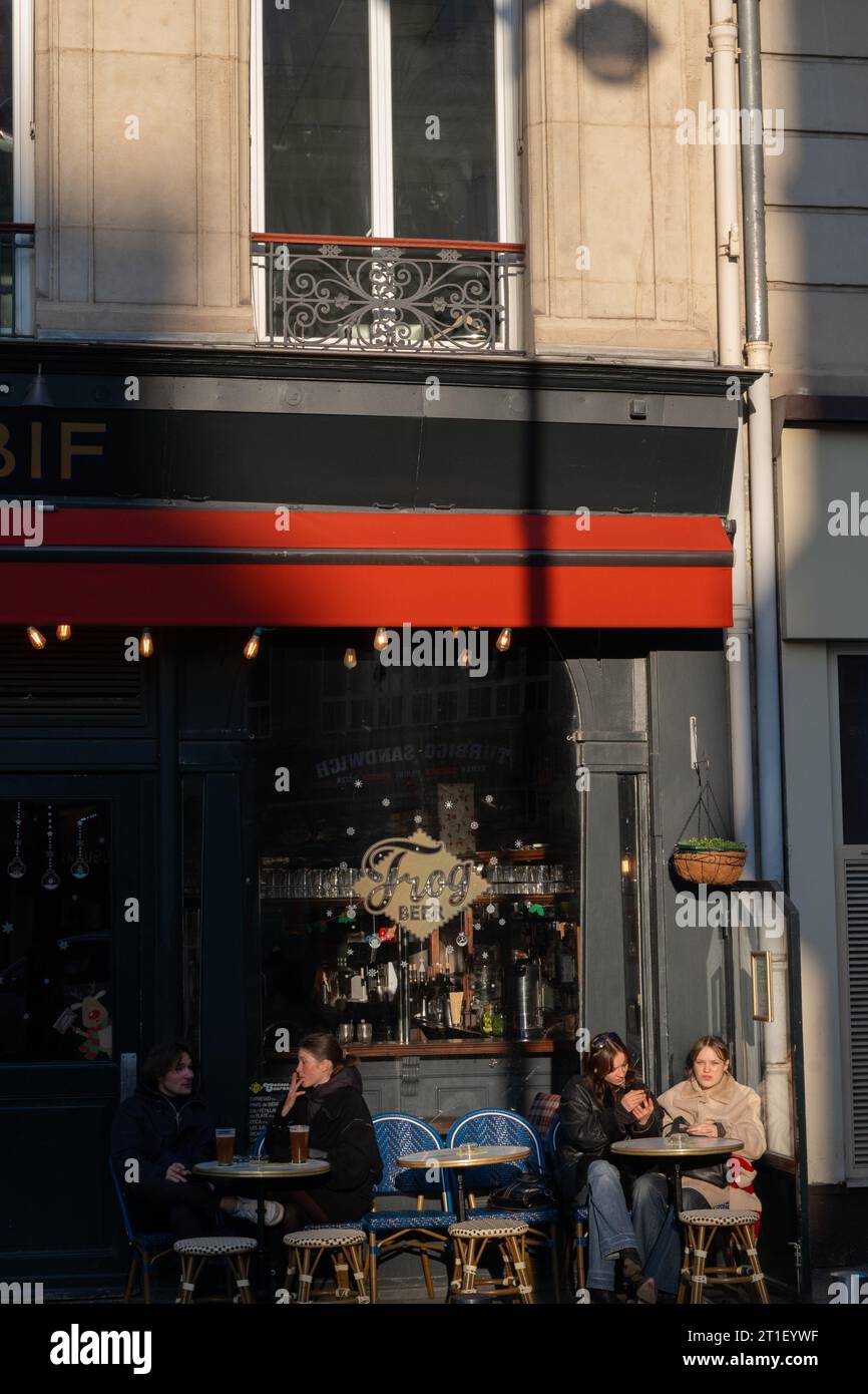 Paris Frankreich authentische Freunde des täglichen Lebens auf einer Terrasse Stockfoto