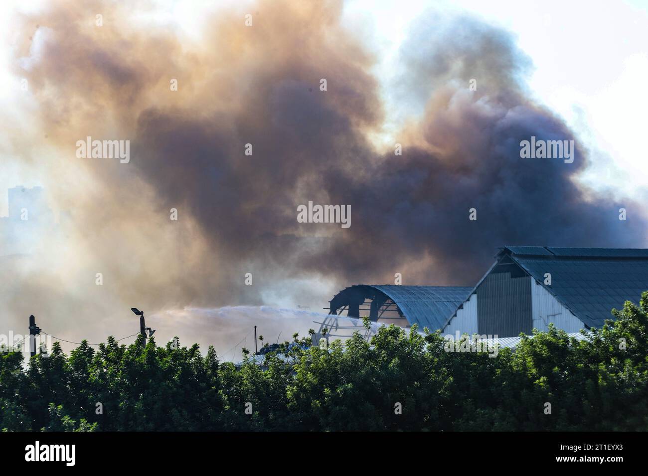 (231013) -- HAIFA, 13. Oktober 2023 (Xinhua) -- dieses Foto vom 13. Oktober 2023 zeigt einen Industriepark nach einem Raketenangriff in der Nähe der Stadt Haifa, Israel. Die Zahl der Todesopfer durch den Hamas-Angriff hat mindestens 1.300 erreicht, und die Zahl der Verletzten in Israel übersteigt 3.000, berichtete Israels staatliche Kan TV-Nachrichten am Donnerstag. (JINI über Xinhua) Stockfoto