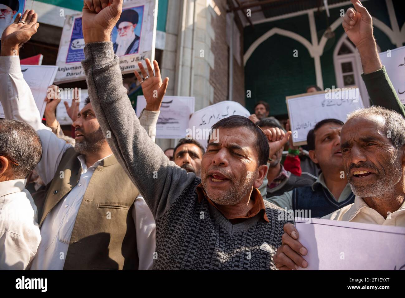 Budgam, Indien. Oktober 2023. Muslimische Demonstranten skandieren ...