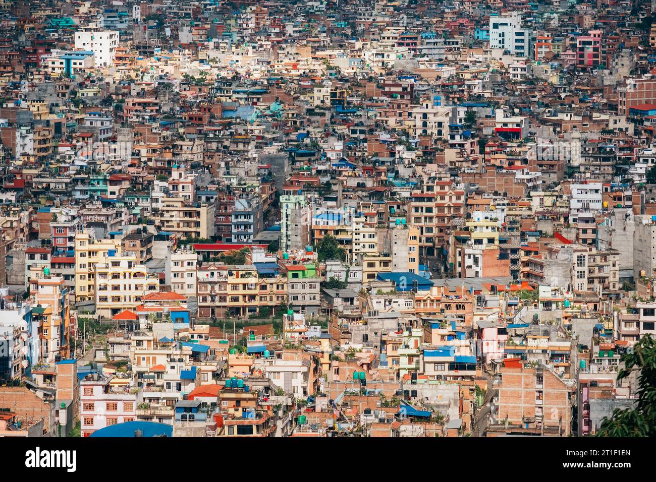 Kathmandu - die Hauptstadt von Nepal mit Vogelperspektive auf das Stadtzentrum überladen mit armen Vierteln. Verschmutzung, unordentliches städtisches Wachstum und Reisen in A Stockfoto