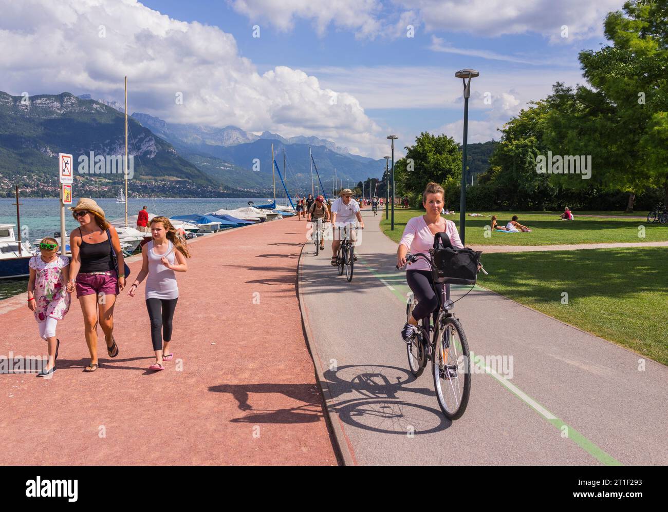 Frankreich. Region Auvergne-Rhône-Alpes. Departement Haute-Savoie. Stadt Annecy. Touristen auf dem Radweg rund um den See. Der Radweg ist getrennt Stockfoto