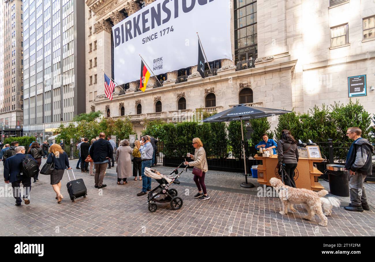 Die New Yorker Börse wird für das erste öffentliche Angebot des deutschen Schusterschmuckers Birkenstock am Mittwoch, den 11. Oktober 2023, dekoriert. Das fast 250-jährige Unternehmen plant, 10,75 Millionen Aktien zu einem Preis von 46 US-Dollar anzubieten, der den Schuhmacher auf etwa 1,48 Milliarden US-Dollar bewertet. (© Richard B. Levine) Stockfoto