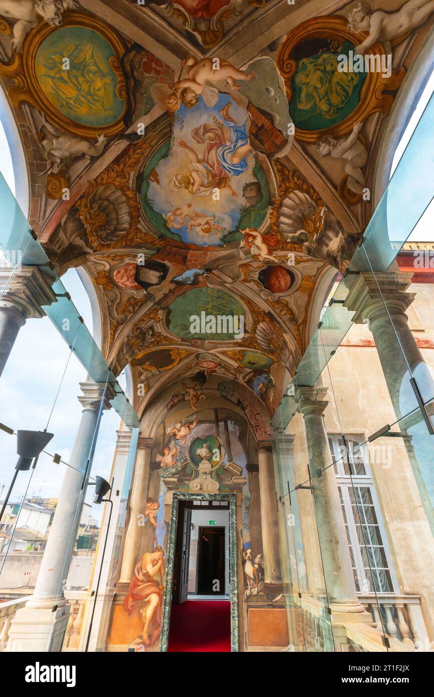 Die Loggia der Ruinen oder Diana wurde von Paolo Gerolamo Piola und Nicolò Codazzi gemalt. Palazzo Rosso, auch Palazzo Brignole Sale genannt, ist heute ein Stockfoto