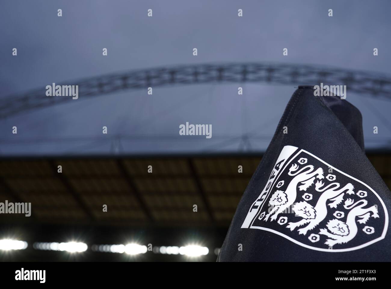 Ein englisches FA-Abzeichen auf einer Eckfahne vor dem Wembley Arch vor dem internationalen Freundschaftsspiel im Wembley Stadium, London. Die Entscheidung des Fußballverbandes, den Wembley Arch nicht anzuzünden, um Israel Respekt zu erweisen, wurde von dem unabhängigen Berater der Regierung für Antisemitismus als „überwältigend“ bezeichnet. Bilddatum: Freitag, 13. Oktober 2023. Stockfoto