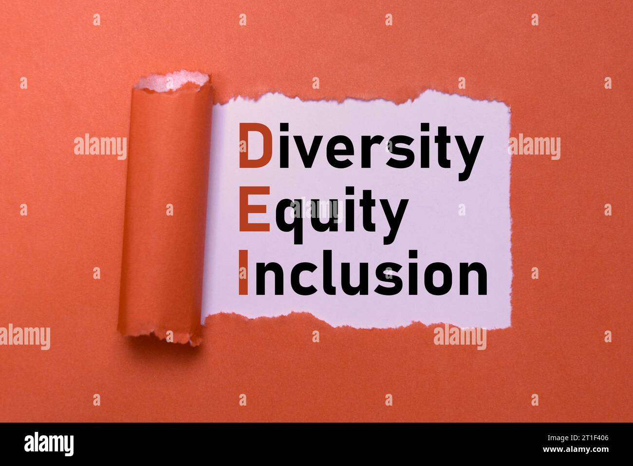 Diversity, Equity, Inklusion DEI Symbol. Worte DEI, Vielfalt, Gerechtigkeit, Einbeziehung, die hinter zerrissenem rotem Papier erscheinen. Roter Hintergrund. Kopierbereich. Stockfoto