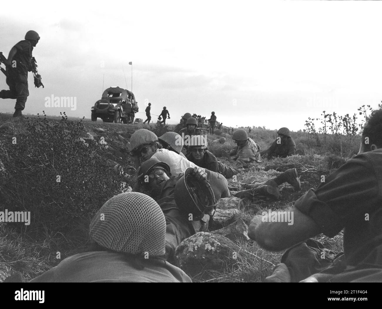 JOM KIPPUR WAR. ISRAELISCHE TRUPPEN DECKEN SICH VOR SYRISCHEN FLUGZEUGEN AB, DIE AUF DEN GOLANHÖHEN DIE STRASSE ÜBERQUEREN. Stockfoto