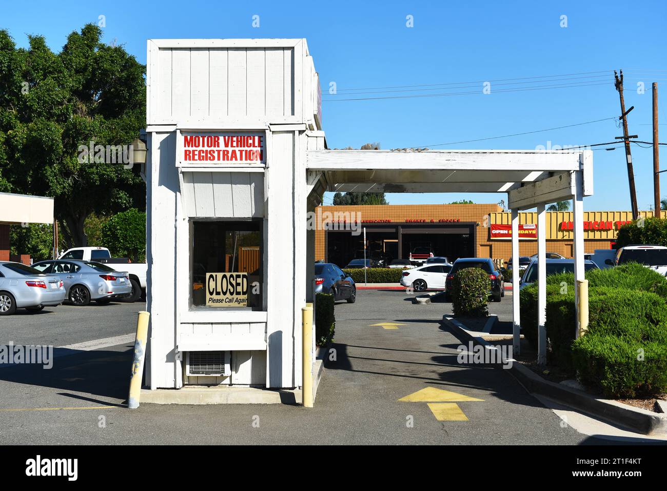 ORANGE, KALIFORNIEN - 4. OCT 2023: Drive Thru Motor Vehicle Registration Kiosk am Jubilee Square. Stockfoto