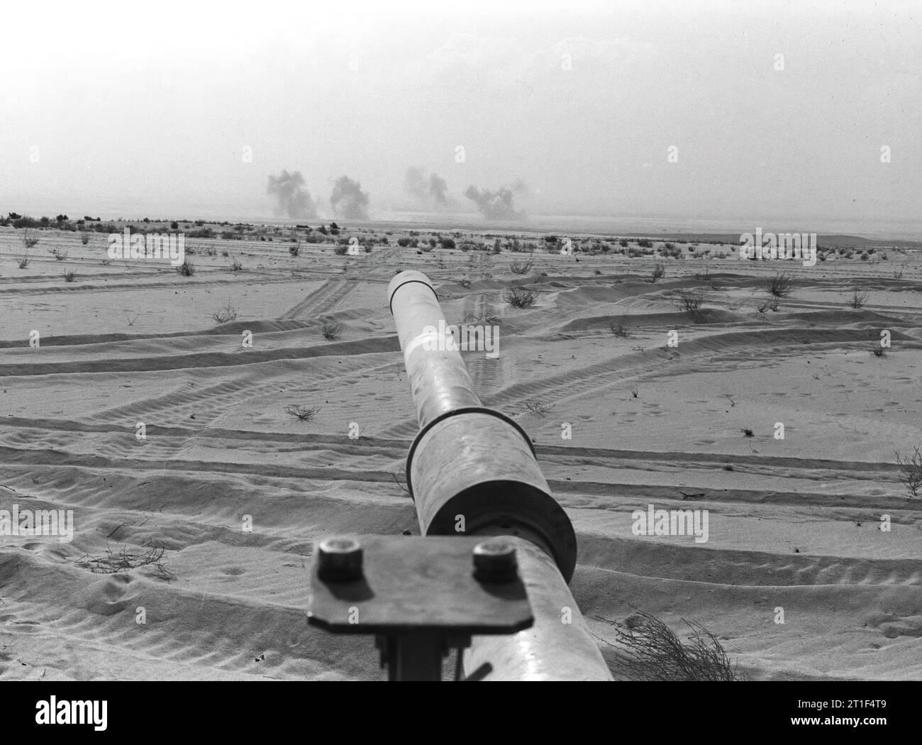 JOM KIPPUR WAR. ISRAELISCHE RÜSTUNG BOMBARDIERT DIE BRÜCKEN IM SÜDLICHEN TEIL DES SUEZ-KANALS. Stockfoto