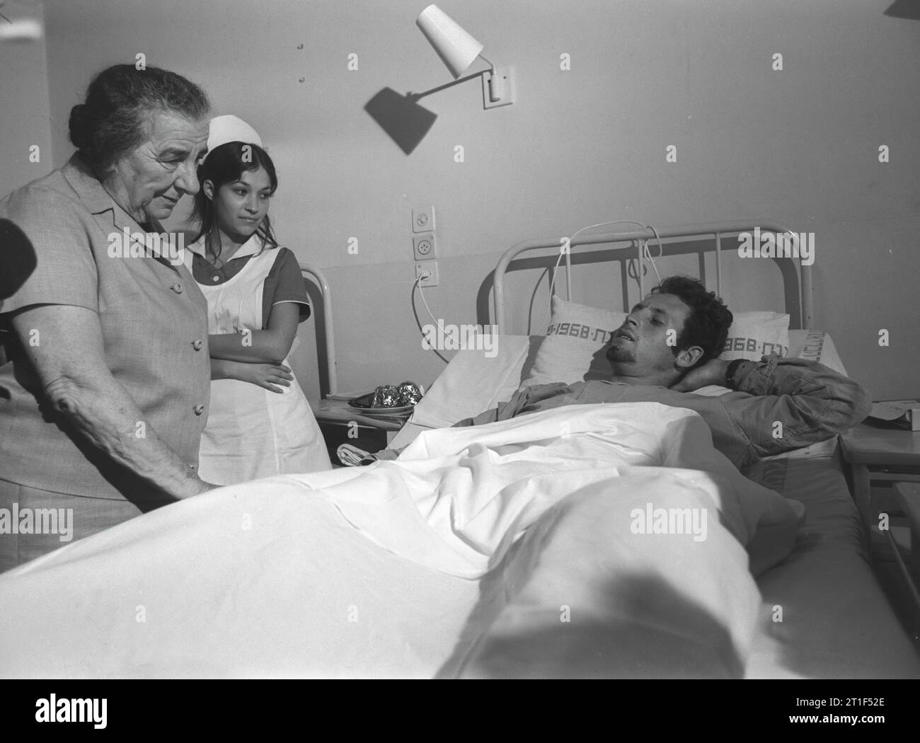 JOM KIPPUR WAR. GOLDA MEIR BESUCHT VERWUNDETE SOLDATEN IM KRANKENHAUS TEL HASHOMER. IDF-Foto von HERMAN CHANANIA Stockfoto