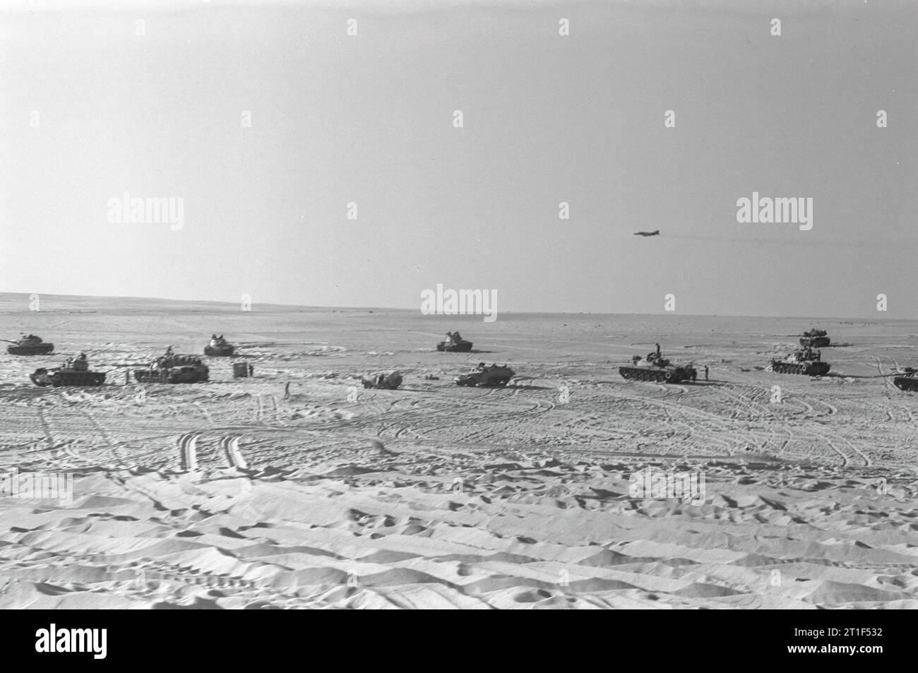 JOM KIPPUR WAR. ISRAELISCHE RÜSTUNG, DIE WÄHREND DER SCHLACHT UM DEN DURCHBRUCH ÜBER DEN SUEZ-KANAL UNTER LUFTDECKUNG VORRÜCKT. Stockfoto