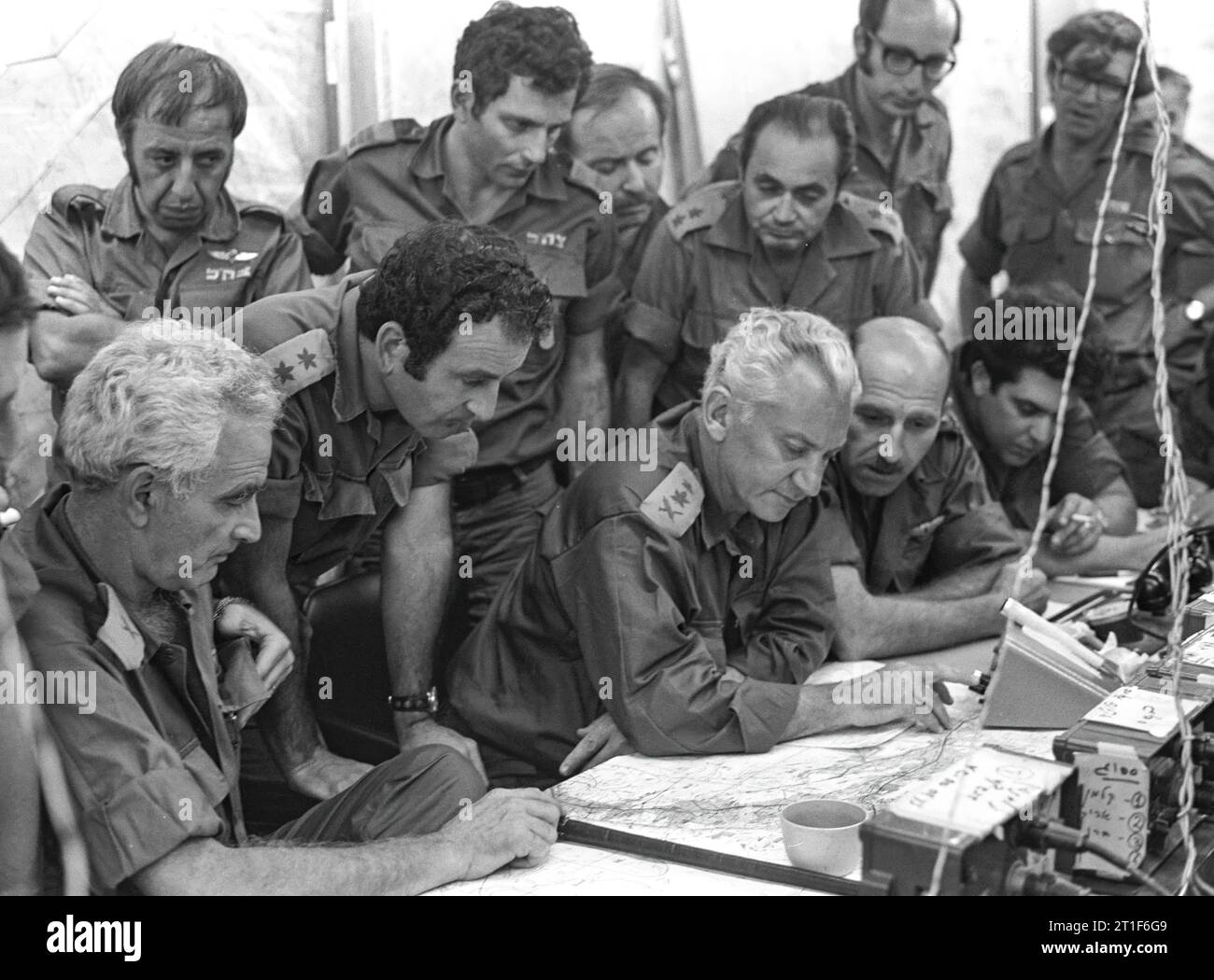 JOM KIPPUR WAR. AUF DEM FOTO EINE GENERALSITZUNG MIT BETEILIGUNG VON RAV ALUF (RES.) HAIM BAR LEV & ALUF (RES.) MORDECHAI HOD (2. VON R). IDF-Foto von GROSSMAN MOSHE Stockfoto