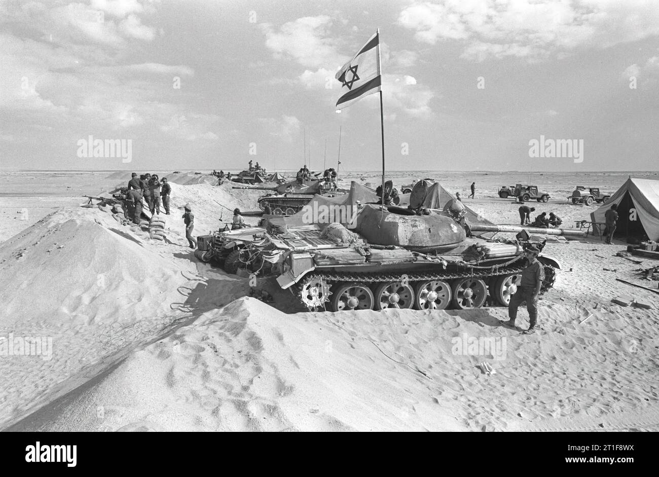 JOM KIPPUR WAR. EINE ISRAELISCHE PANZEREINHEIT IN IHREM LAGER AM OSTUFER DES SUEZ-KANALS. Stockfoto