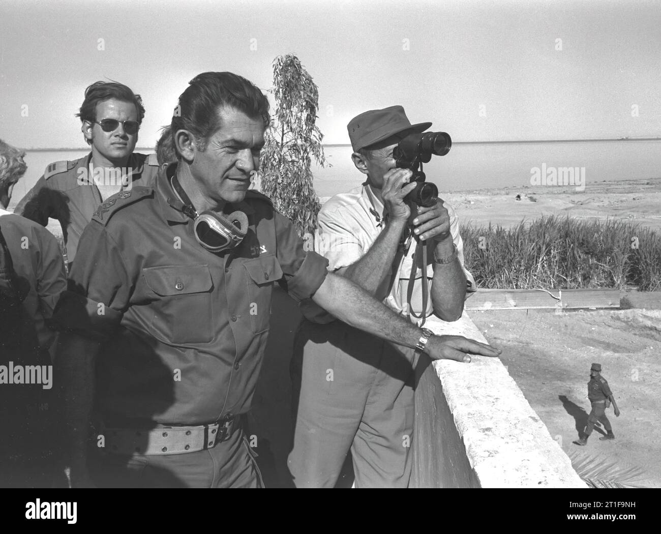 JOM KIPPUR WAR. AUF DEM FOTO, VERTEIDIGUNGSMINISTER MOSHE DAYAN UND STABSCHEF DAVID ELAZAR BEI EINEM AUSSENPOSTEN DER IDF IN DER NÄHE DES SUEZ-KANALS. IDF-FOTO VON TZION YEHUDA Stockfoto