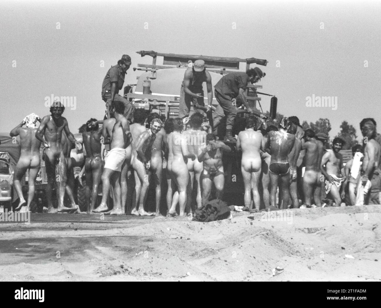 JOM KIPPUR WAR. SOLDATEN GENIESSEN EINE FREILUFT DUSCHE-IMPROVISATION AM WESTUFER DES SUEZ-KANALS. IDF-Foto von TOMARKIN YIGAL Stockfoto