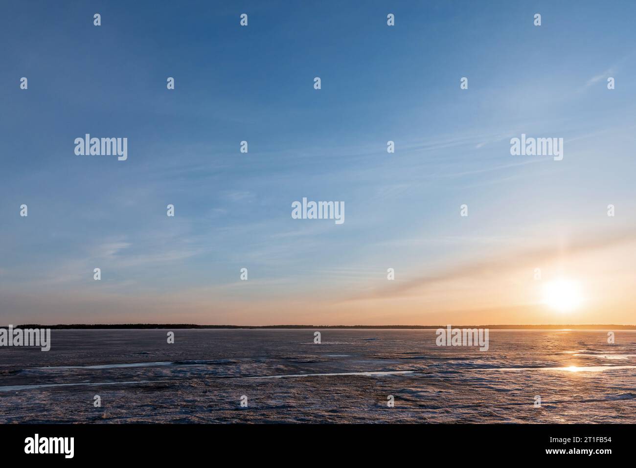 Winterlandschaft mit gefrorener Ostsee bei Sonnenuntergang. Natürlicher Fotohintergrund Stockfoto