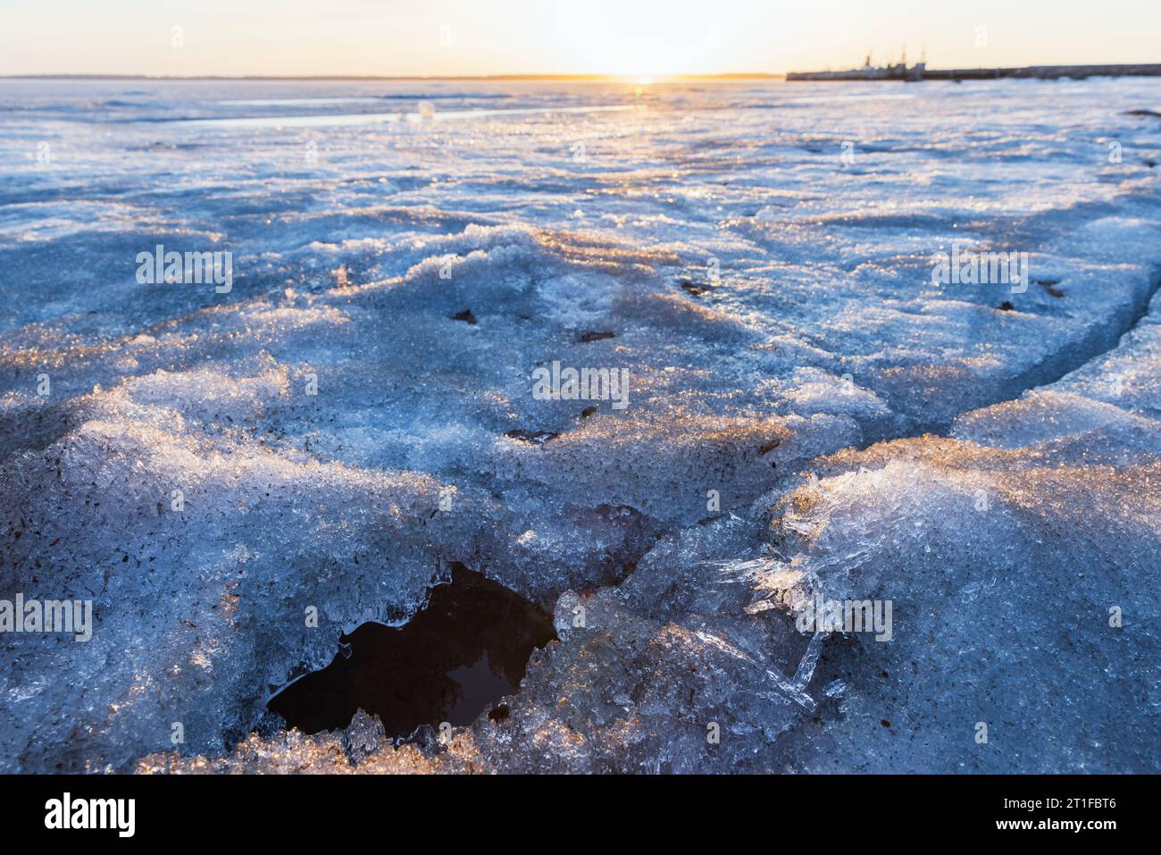 Winterlandschaft mit schmelzendem Eis an der gefrorenen Ostseeküste. Natürlicher Fotohintergrund Stockfoto