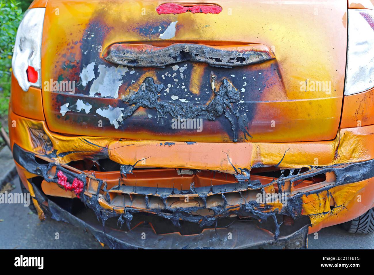 Geschmolzenes und beschädigtes Auto nach Feuer Inferno Rückansicht Stockfoto