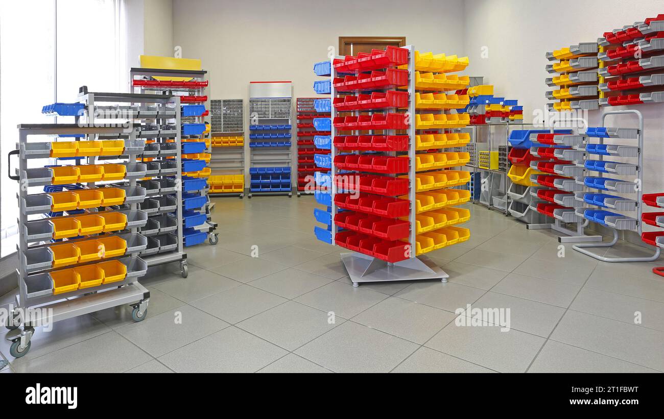 Universal Storage Organizer Rack-Regal mit Kunststoffbehältern und -Boxen Stockfoto