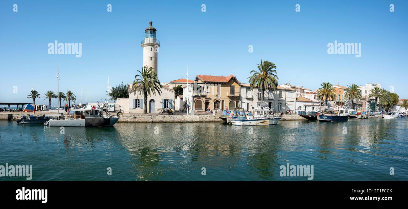 Frankreich, Le-Grau-du-ROI, Occitanie, Ocotber 9., 2023. Panoramablick auf den Quai du Général de Gaulle mit dem Maison du Phare (Leuchtturm) Stockfoto