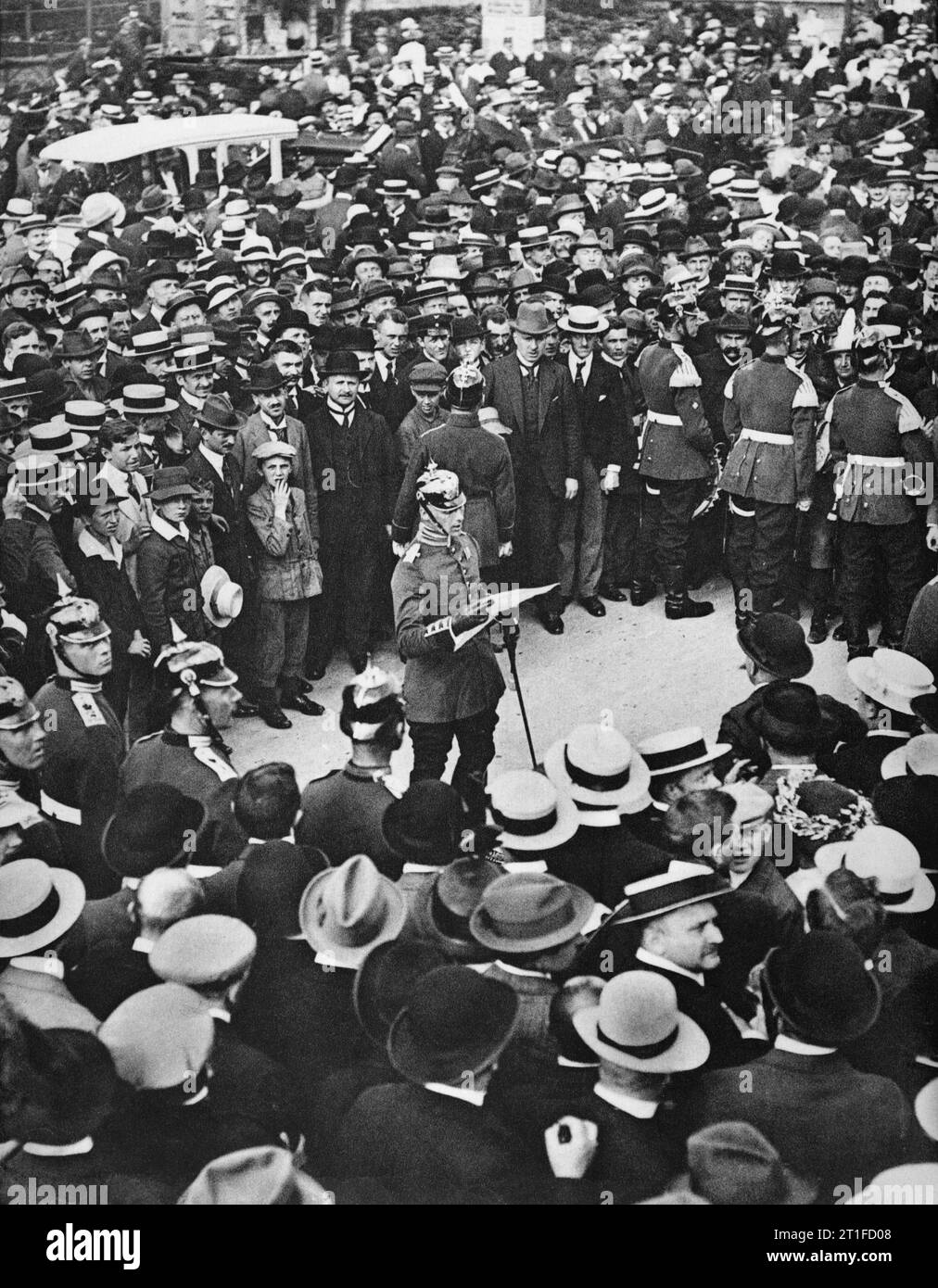 Deutschland zu Beginn des Ersten Weltkrieges, 1914 ein Berliner Publikum hört als Deutscher Offizier des Kaisers um für die Mobilisierung am 1. August 1914 liest. Am folgenden Tag, nach den Anforderungen der Schlieffen Plan, Deutschland Luxemburg eingedrungen und fordert freies Geleit für seine Truppen durch Belgien, Frankreich anzugreifen. Stockfoto